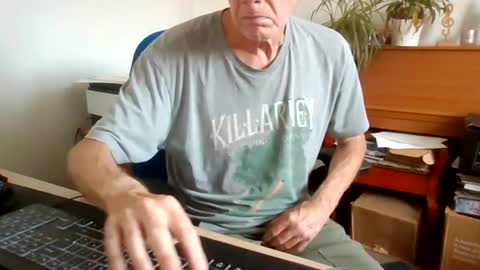 Snapshot of petitwilly chatting on 07-15-26, 08:30 petitwilly online show from 07-15-26, 08:30