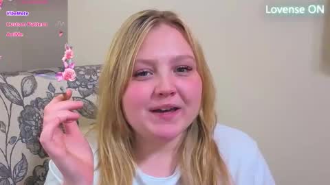 Snapshot of phatassblond chatting on 04-21-26, 01:42 PhatAssBlond online show from 04-21-26, 01:42