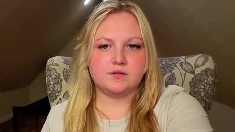 Snapshot of phatassblond chatting on 05-20-26, 01:34 PhatAssBlond online show from 05-20-26, 01:34