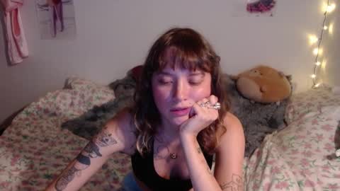 Snapshot of pikawiii chatting on 01-01-25, 03:34 ill be back on monday 18th of november online show from 01-01-25, 03:34