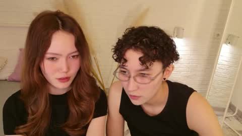 Li long hair and Rude short hair online show from 04-23-26, 09:28