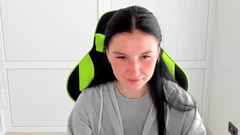 Snapshot of piper_smilee chatting on 05-19-26, 12:44 Piper online show from 05-19-26, 12:44
