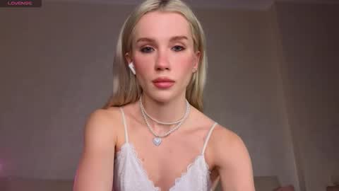 Emmy and Edward online show from 01-11-26, 06:57