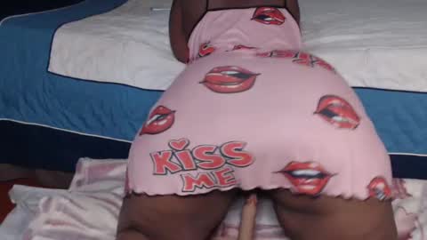 Snapshot of prettyblack25 chatting on 07-18-26, 12:26 Cindy online show from 07-18-26, 12:26