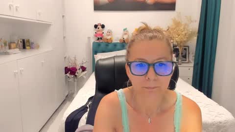 Snapshot of prettyblackeyes chatting on 06-24-26, 06:23 wilma online show from 06-24-26, 06:23