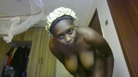Snapshot of prettydulce chatting on 06-23-26, 11:30 prettydulce online show from 06-23-26, 11:30