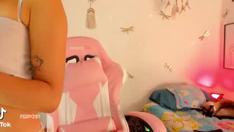 Snapshot of princessluna_14 chatting on 07-11-26, 09:38 princessluna_14 online show from 07-11-26, 09:38