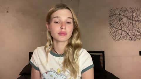 Snapshot of pussymoneywet chatting on 03-26-26, 02:33 Lina online show from 03-26-26, 02:33