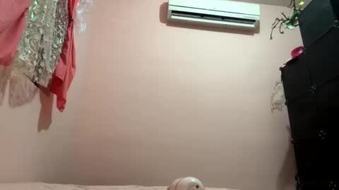 Snapshot of pussypoppinx20 chatting on 12-31-24, 12:54 Sarah online show from 12-31-24, 12:54