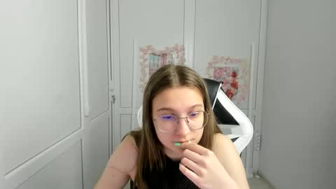 Snapshot of queen_amelie chatting on 06-06-26, 07:13 Amelie online show from 06-06-26, 07:13