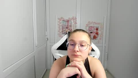 Snapshot of queen_amelie chatting on 06-07-26, 07:34 Amelie online show from 06-07-26, 07:34