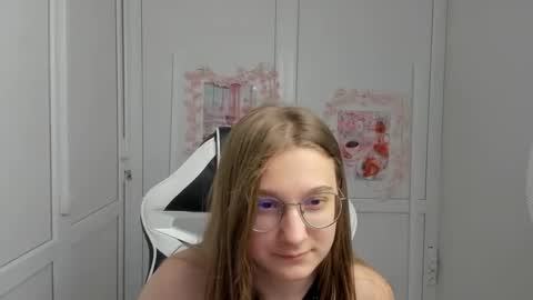 Snapshot of queen_amelie chatting on 06-11-26, 07:39 Amelie online show from 06-11-26, 07:39