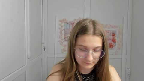 Snapshot of queen_amelie chatting on 06-13-26, 07:39 Amelie online show from 06-13-26, 07:39