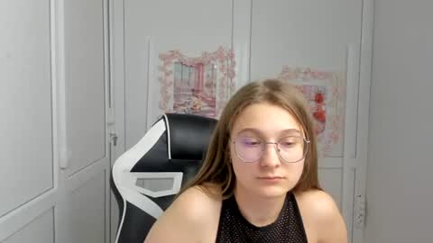 Snapshot of queen_amelie chatting on 06-18-26, 09:09 Amelie online show from 06-18-26, 09:09