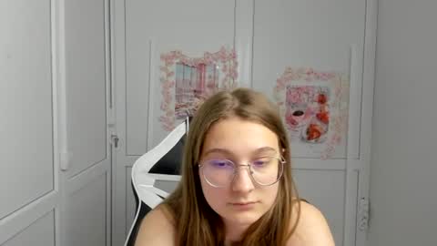 Snapshot of queen_amelie chatting on 06-18-26, 09:14 Amelie online show from 06-18-26, 09:14