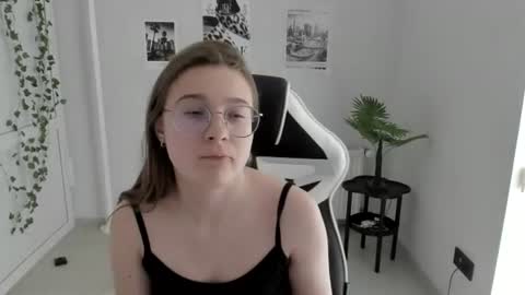 Snapshot of queen_amelie chatting on 06-24-26, 08:02 Amelie online show from 06-24-26, 08:02