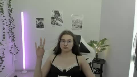 Snapshot of queen_amelie chatting on 06-30-26, 09:21 Amelie online show from 06-30-26, 09:21