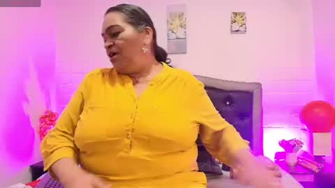 Snapshot of queenmature chatting on 07-02-26, 12:22 VickyBoobss online show from 07-02-26, 12:22