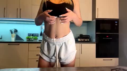 Snapshot of raeannschemmer chatting on 03-18-26, 04:10 Mila online show from 03-18-26, 04:10