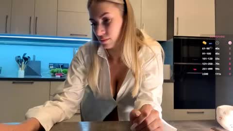 Snapshot of raeannschemmer chatting on 03-25-26, 04:24 Mila online show from 03-25-26, 04:24