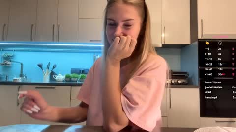 Snapshot of raeannschemmer chatting on 04-09-26, 03:28 Mila online show from 04-09-26, 03:28