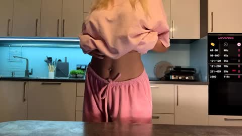 Snapshot of raeannschemmer chatting on 04-11-26, 04:44 Mila online show from 04-11-26, 04:44