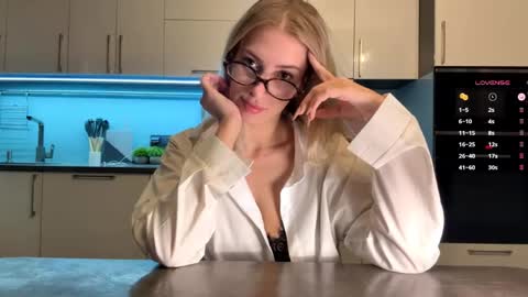 Snapshot of raeannschemmer chatting on 04-15-26, 03:52 Mila online show from 04-15-26, 03:52