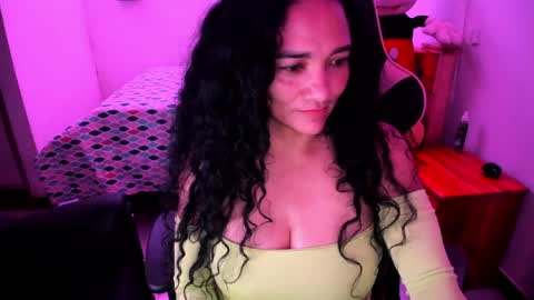 Snapshot of rayza_mature_ chatting on 06-06-26, 04:33 Danna online show from 06-06-26, 04:33
