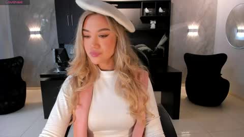 Snapshot of rebeccahudson_ chatting on 06-05-26, 07:19 Rebe online show from 06-05-26, 07:19