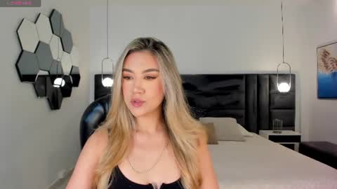 Snapshot of rebeccahudson_ chatting on 06-15-26, 06:32 Rebe online show from 06-15-26, 06:32
