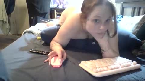 Snapshot of redheadslutwife8803 chatting on 02-08-26, 06:22 Lenae Redd online show from 02-08-26, 06:22