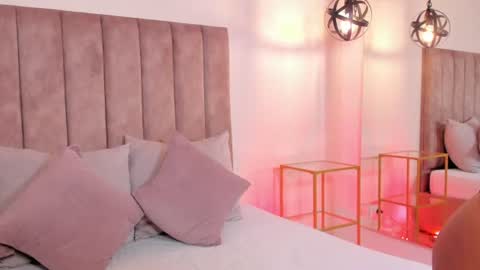 Snapshot of regina_noctixx chatting on 06-18-26, 11:58 Regina online show from 06-18-26, 11:58