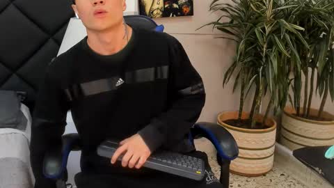 Snapshot of roan_birkin chatting on 03-17-26, 09:07 Roan Birkin online show from 03-17-26, 09:07