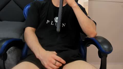 Snapshot of roan_birkin chatting on 03-19-26, 08:46 Roan Birkin online show from 03-19-26, 08:46