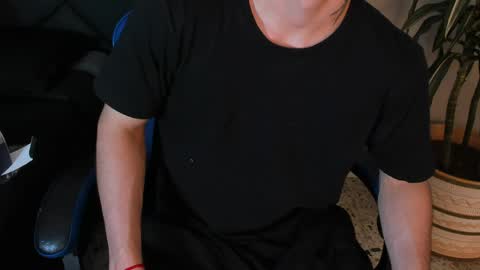 Snapshot of roan_birkin chatting on 04-15-26, 07:32 Roan Birkin online show from 04-15-26, 07:32