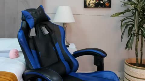Roan Birkin online show from 04-29-26, 07:31