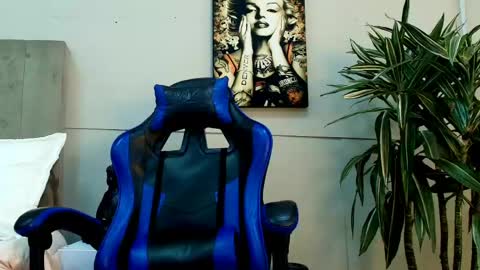Roan Birkin online show from 05-27-26, 01:57