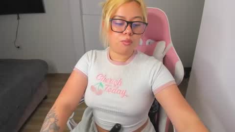 Snapshot of romanof033 chatting on 06-17-26, 09:38 Val online show from 06-17-26, 09:38
