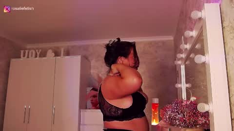 Snapshot of rosaliefetish chatting on 12-16-25, 01:10 Rosalie online show from 12-16-25, 01:10