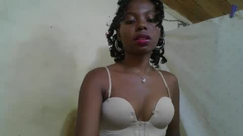 Snapshot of rosalinda933 chatting on 04-25-26, 10:40 Rosalinda online show from 04-25-26, 10:40