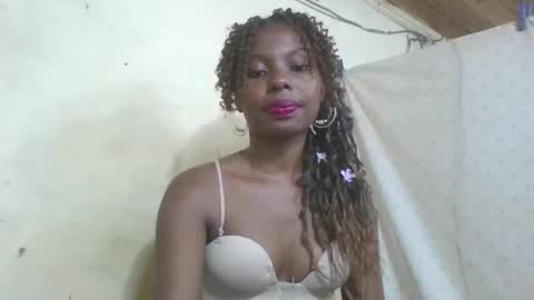 Snapshot of rosalinda933 chatting on 05-01-26, 10:47 Rosalinda online show from 05-01-26, 10:47