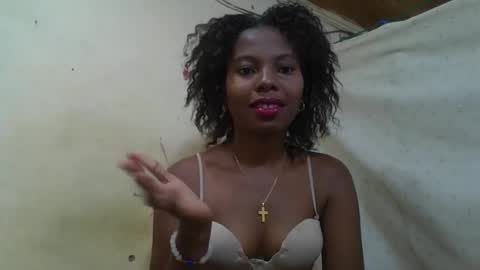 Snapshot of rosalinda933 chatting on 05-12-26, 04:42 Rosalinda online show from 05-12-26, 04:42