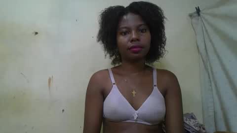 Snapshot of rosalinda933 chatting on 05-14-26, 03:02 Rosalinda online show from 05-14-26, 03:02