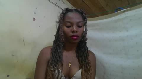 Snapshot of rosalinda933 chatting on 05-20-26, 11:00 Rosalinda online show from 05-20-26, 11:00
