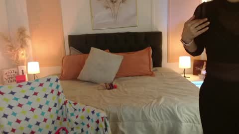 Snapshot of rose_thompson1 chatting on 06-13-26, 01:42 Rose online show from 06-13-26, 01:42
