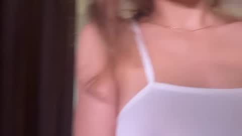 Snapshot of roselyn_rose chatting on 06-13-26, 04:27 Roselyn online show from 06-13-26, 04:27