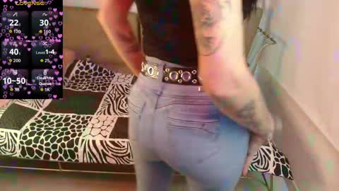 Snapshot of roxanne_vale chatting on 04-18-26, 08:20 Roxanne online show from 04-18-26, 08:20