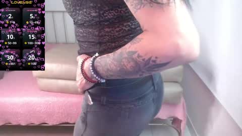 Snapshot of roxanne_vale chatting on 04-24-26, 08:11 Roxanne online show from 04-24-26, 08:11
