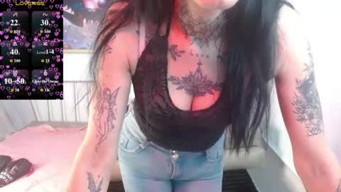 Snapshot of roxanne_vale chatting on 04-29-26, 01:15 Roxanne online show from 04-29-26, 01:15