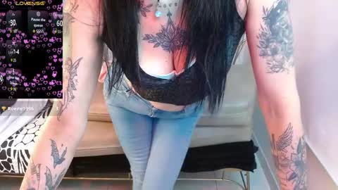 Snapshot of roxanne_vale chatting on 05-11-26, 08:50 Roxanne online show from 05-11-26, 08:50